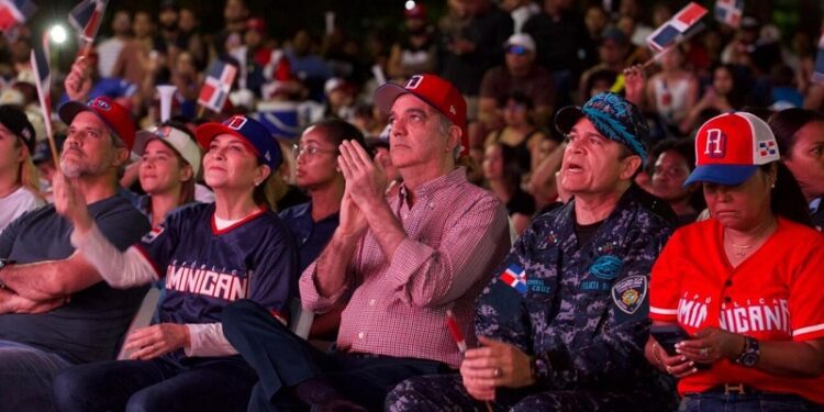Abinader presenció en el malecón, junto a ciudadanos, juego entre RD y EEUU