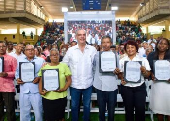 Presidente Abinader entrega 2.315 certificados de títulos de propiedad