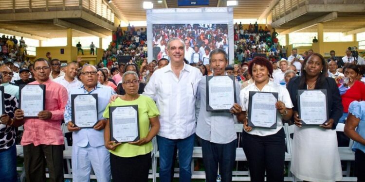 Presidente Abinader entrega 2.315 certificados de títulos de propiedad