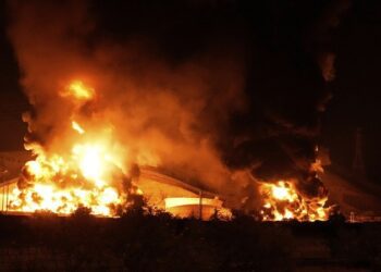 Precios del petróleo saltan al nivel más alto en meses en medio de la agresión a Irán