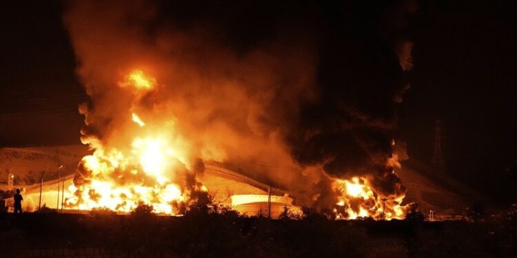 Precios del petróleo saltan al nivel más alto en meses en medio de la agresión a Irán