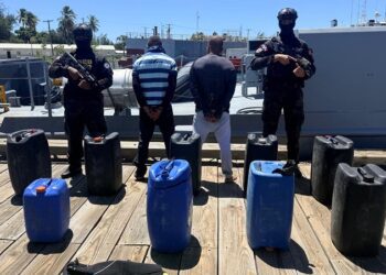 Autoridades incautan 261 paquetes de cocaína y arrestan a dos hombres