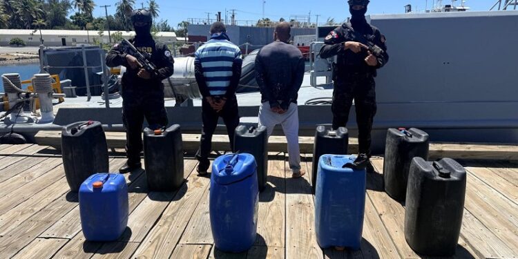 Autoridades incautan 261 paquetes de cocaína y arrestan a dos hombres