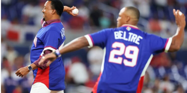 ¡Lluvia de inmortales! Ortiz, Beltré y Martínez lanzan el primer pitcheo por Dominicana