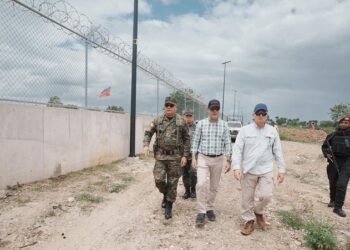 Ministro de Defensa supervisa avances de verja fronteriza en zona norte