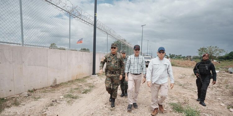 Ministro de Defensa supervisa avances de verja fronteriza en zona norte