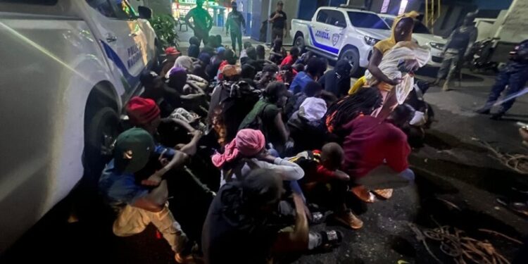 DINTEL intercepta camión con 44 haitianos en condición migratoria irregular