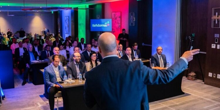 REFIDOMSA fortalece diálogo con clientes sobre perspectivas del mercado energético