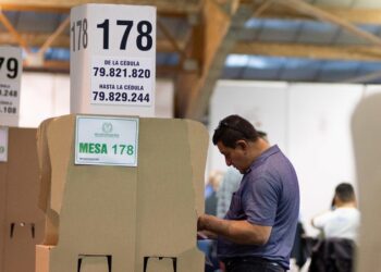 Colombia elige a sus legisladores en una crucial jornada electoral