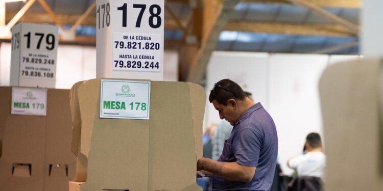 Colombia elige a sus legisladores en una crucial jornada electoral