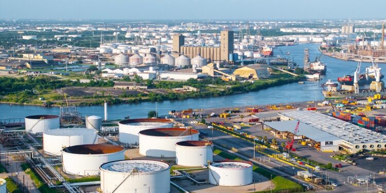 El petróleo alcanza su precio más alto desde 2024