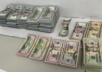 Aduanas ocupa 30 mil dólares a pasajero que intentó ingresar sin declararlos