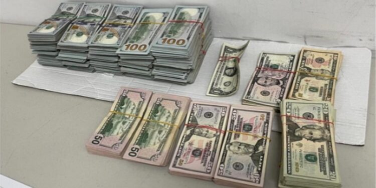 Aduanas ocupa 30 mil dólares a pasajero que intentó ingresar sin declararlos