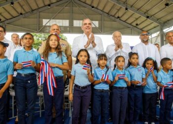 Abinader inaugura cancha techada en Centro Educativo Blanca Mascaró de Licey al Medio