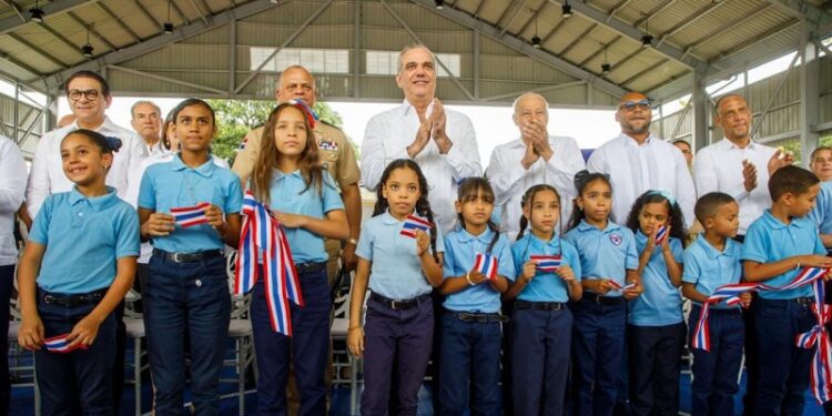 Abinader inaugura cancha techada en Centro Educativo Blanca Mascaró de Licey al Medio