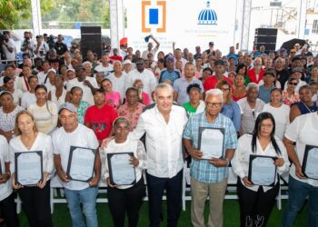Presidente Abinader entrega 442 certificados de títulos de propiedad en el proyecto Hato Nuevo II
