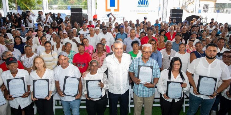 Presidente Abinader entrega 442 certificados de títulos de propiedad en el proyecto Hato Nuevo II