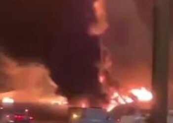 Explosión y fuerte incendio en la Embajada de EE.UU. en Arabia Saudita tras ataque de drones