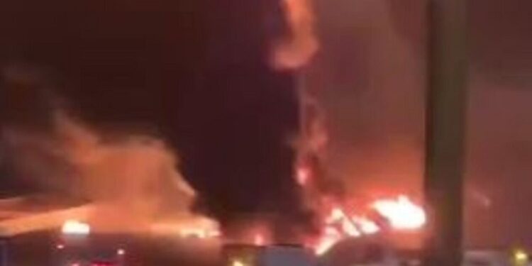 Explosión y fuerte incendio en la Embajada de EE.UU. en Arabia Saudita tras ataque de drones