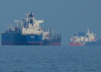 El mayor exportador de crudo reducirá sus suministros a estos países por la guerra en Oriente Medio