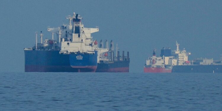 El mayor exportador de crudo reducirá sus suministros a estos países por la guerra en Oriente Medio