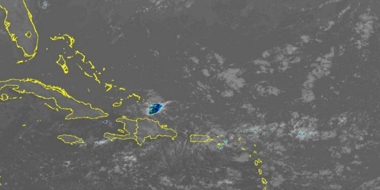 Vaguada y viento del este generan aguaceros, tronadas y fuertes ráfagas de viento