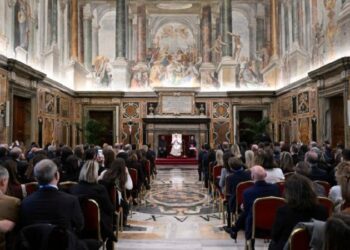 El Papa: Los aviones deben ser portadores de paz, la muerte no debe venir del cielo