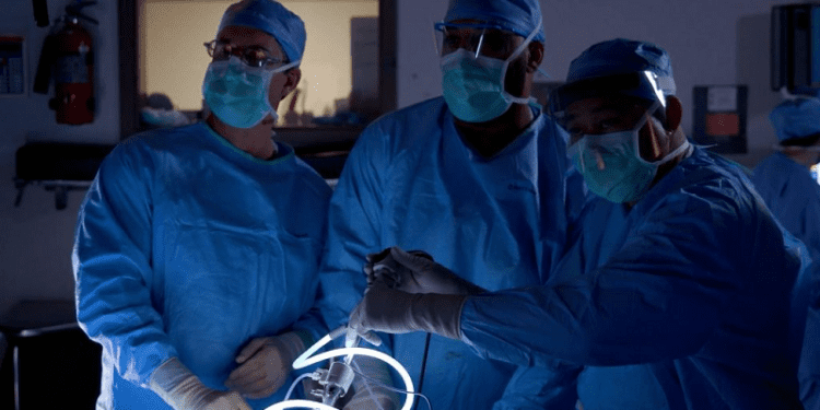 La cirugía suele ser el primer paso en el tratamiento del cáncer colorrectal