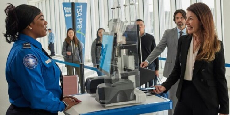 El ICE apoyará manejo de viajeros en el aeropuerto Luis Muñoz Marín