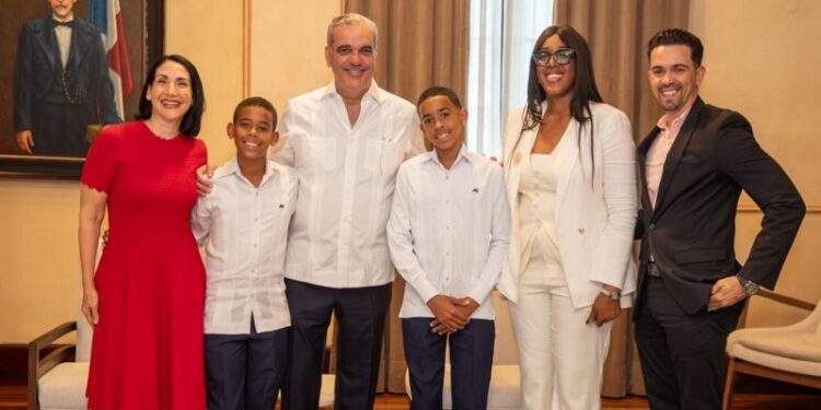 Presidente Abinader recibe al estudiante “Pico de Oro”