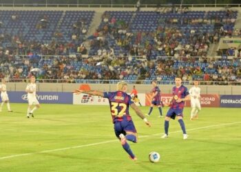 Real Madrid y FC Barcelona empatan en Santo Domingo, en Noche de Leyendas