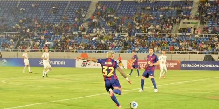 Real Madrid y FC Barcelona empatan en Santo Domingo, en Noche de Leyendas