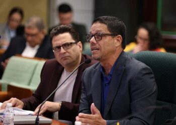 Analizan prohibir cobro de cuotas para participar en equipos escolares