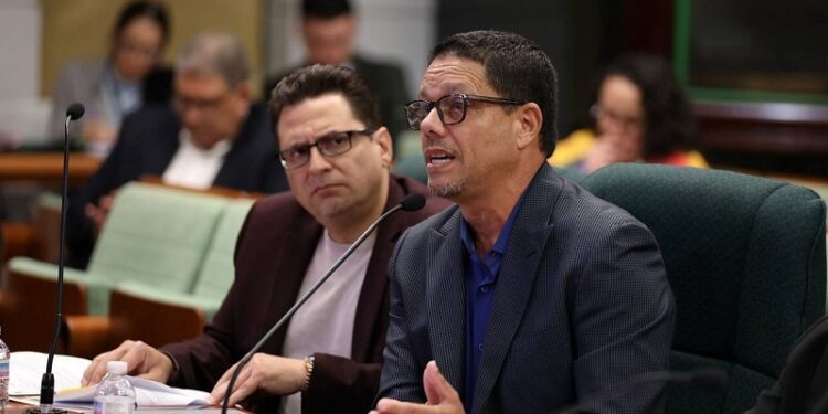 Analizan prohibir cobro de cuotas para participar en equipos escolares