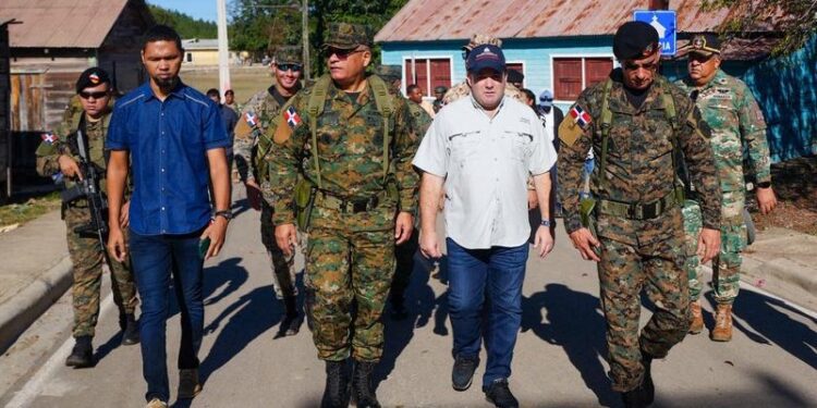 Ministros de la Presidencia y de Defensa recorren parte de la frontera