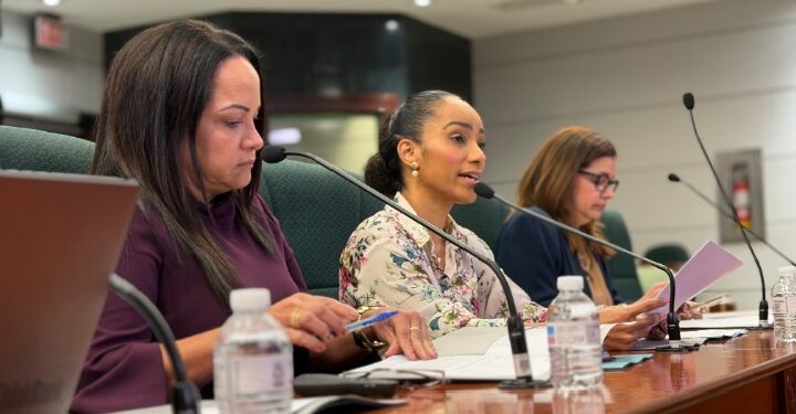 Cámara analiza iniciativas para reducir costos en el Departamento de Educación