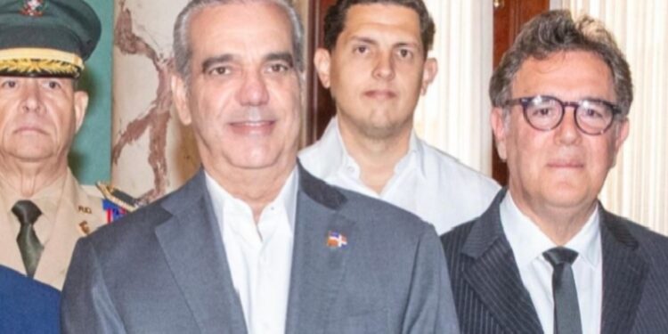 Presidente Abinader juramenta comisión para la puesta en funcionamiento del Museo Histórico de la Gesta de Abril