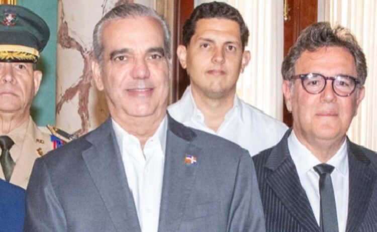 Presidente Abinader juramenta comisión para la puesta en funcionamiento del Museo Histórico de la Gesta de Abril