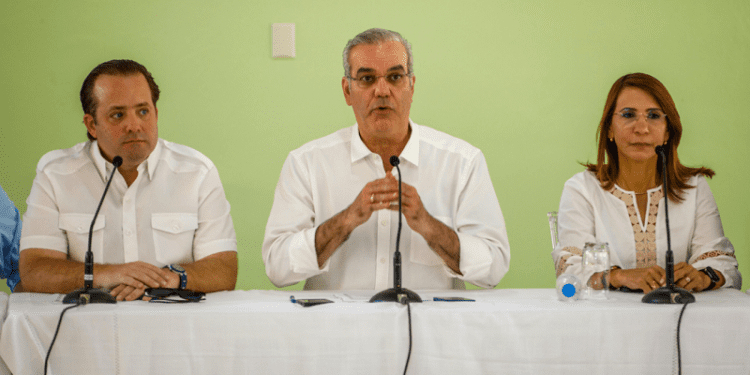 Abinader anuncia construcción de 112 apartamentos para afectados por lluvias