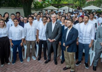 Presidente Abinader participa en conversatorio político con universitarios