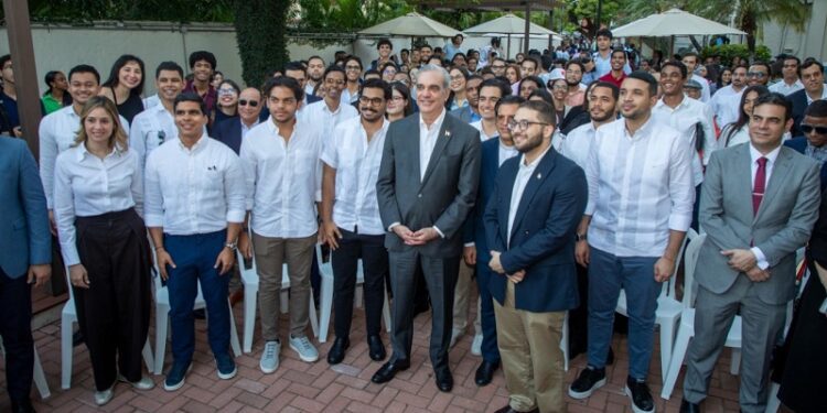 Presidente Abinader participa en conversatorio político con universitarios