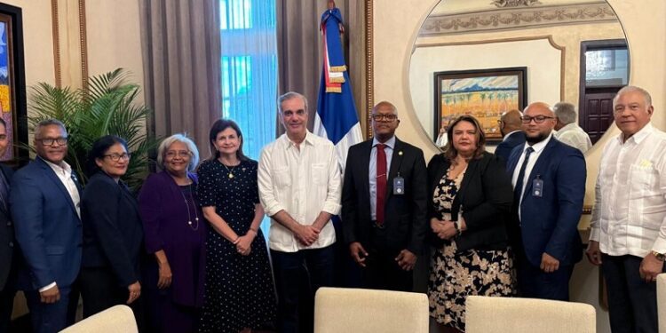 Presidente Abinader se reúne con la directiva del Colegio Médico Dominicano