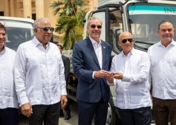 Presidente Abinader entrega 25 vehículos al Inespre para ampliar la distribución de alimentos