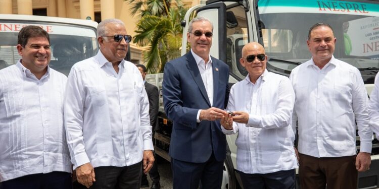 Presidente Abinader entrega 25 vehículos al Inespre para ampliar la distribución de alimentos