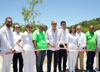 Abinader entrega obras de renovación de la playa Sosúa y su plaza de vendedores