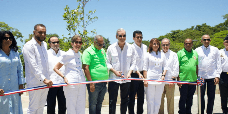 Abinader entrega obras de renovación de la playa Sosúa y su plaza de vendedores
