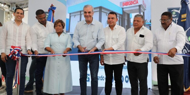 Abinader deja en funcionamiento áreas remozadas y ampliadas del Hospital Municipal La Victoria