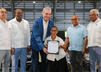 Presidente Abinader entrega de títulos de propiedad de la parcela 1-B del sector Los Guandules