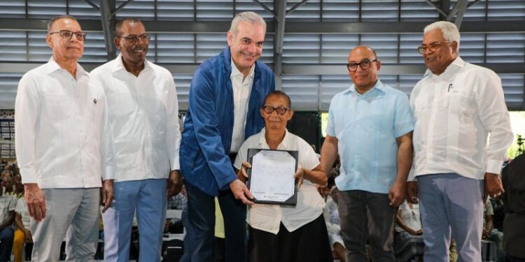 Presidente Abinader entrega de títulos de propiedad de la parcela 1-B del sector Los Guandules