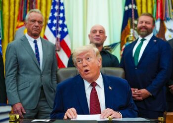 Trump afirma que detuvieron un buque iraní con un posible «regalo de China»